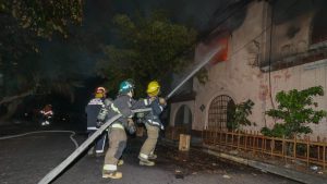 Incendio en mesón alertó a vecinos en San Salvador