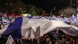 Multitudes de israelíes protestan contra intento del gobierno de controlar a jueces