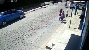 VIDEO: Conductor distraído atropelló a mujer en Quezaltepeque