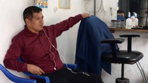 Peluquero lucha por mantener su negocio tras desalojos del Centro Histórico