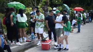 Salvadoreños dispuestos a todo para disfrutar del concierto de Feid en el país