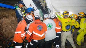 Conductor quedó atrapado en microbús tras volcar en San Salvador
