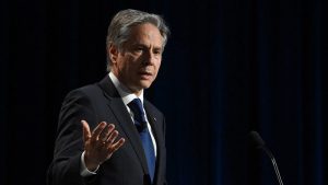 La visita de Blinken a China termina con acuerdo de mínimos y promesas