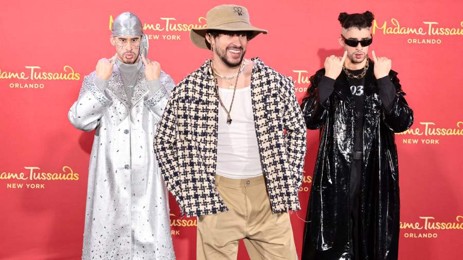 Bad Bunny con sus figuras de cera en el museo de Madame Tussauds.