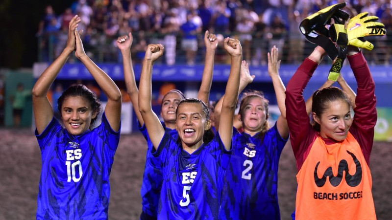 Selección de fútbol playa de El Salvador se mantiene como líder del área -  El Gráfico