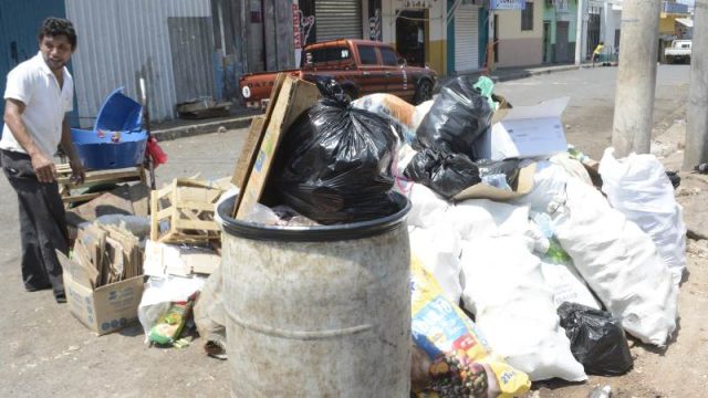 Instalan contenedores para la basura en La Unión