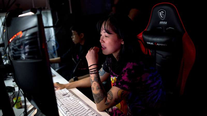 Los asistentes de producción de la estación Ghost Radio revisan los comentarios de los oyentes en el estudio en Bangkok. Foto / AFP