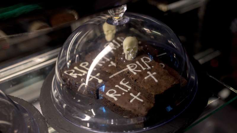 Brownies de muerte se venden en el café Ghost House. Foto / AFP