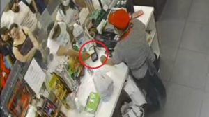 Robaron billetera con tarjetas de crédito en microbús de la 29-A e intentaron comprar en gasolinera