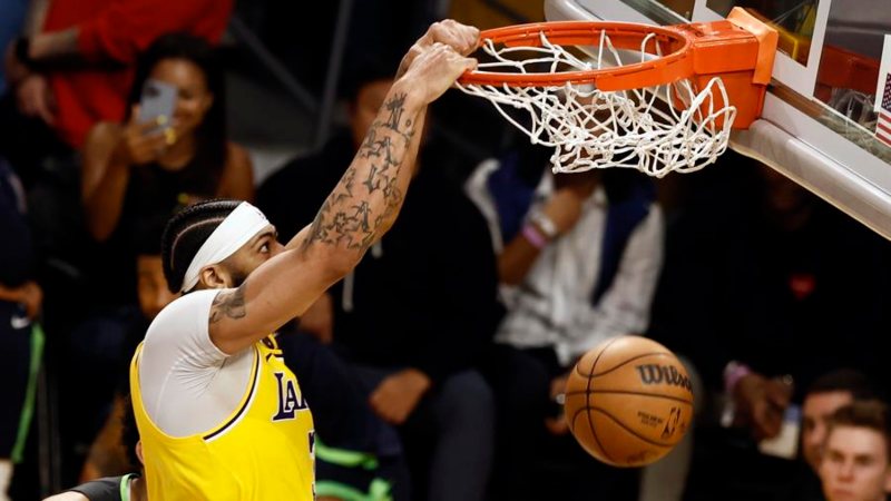 Anthony David encesta en juego Lakers y Minnesota en Los Angeles