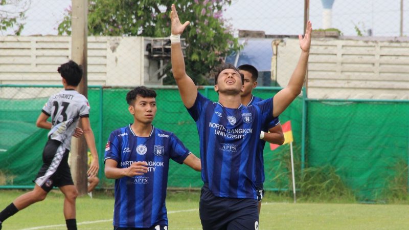 Mark Lester Blanco celebra gol con North Bangkok University en Tailandia