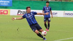 Mark Lester Blanco en partido con North Bangkok University en Tailandia