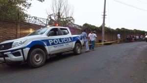 Motociclista que no llevaba casco muere al impactar con poste y pared en Santa Ana