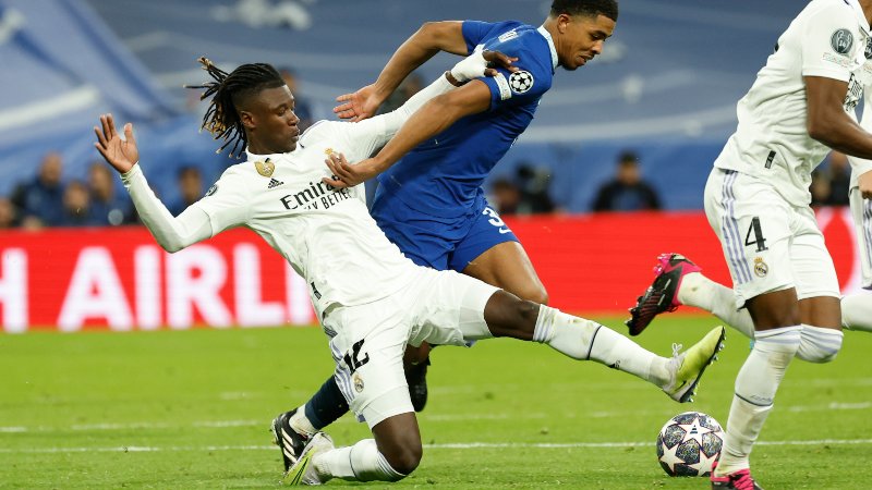 Eduardo Camavinga del Real Madrid disputa una posesión con Wesley Fofana del Chelsea en Champions League