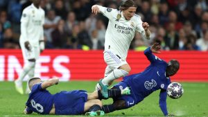 Luka Modric del Real Madrid en jugada con Mateo Kovacic y N'Golo Kante