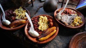 Desayunos típicos servidos en platos de barro en el restaurante Los Tíos. Foto EDH Lissette Monterrosa