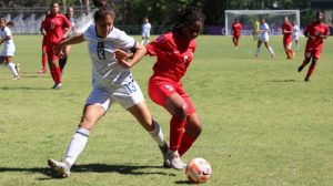 Dariella Argueta en jugada con la Selecta Femenina Sub-20