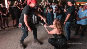 "Sí, acepto": Historia de amor de rockeros que se comprometieron en concierto de Scorpions
