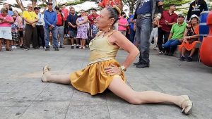 Yajaira bailó con Miss Universo en el parque Libertad
