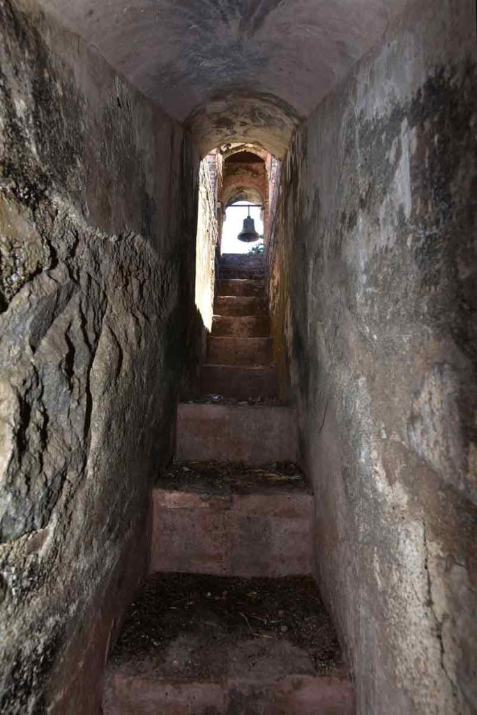 Escalinata que lleva hacia los campanarios de la iglesia del cantón El Hormiguero, Comacarán, San Miguel. Foto EDH Jonatan Funes