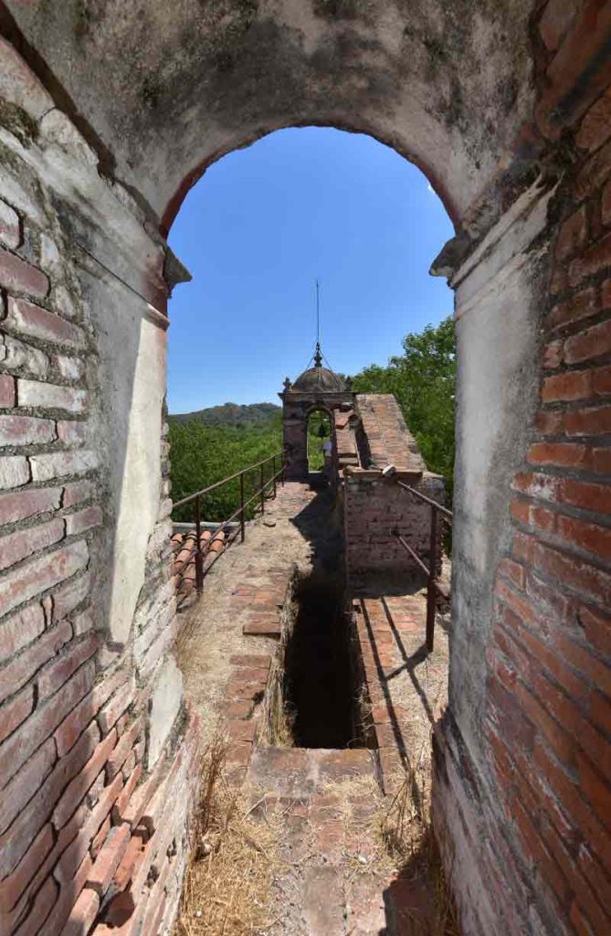 Escalinata que lleva hacia los campanarios de la iglesia del cantón El Hormiguero, Comacarán, San Miguel. Foto EDH Jonatan Funes