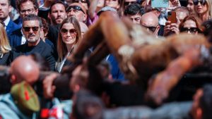 Antonio Banderas cumple con la tradición de Semana Santa en su natal Málaga