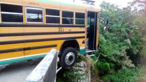 FOTOS: Bus de la Ruta 109 a punto de precipitarse de un puente en San Salvador