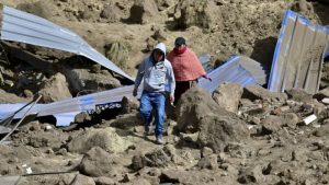 Aumentan a 27 los muertos por gigantesco deslave en Ecuador
