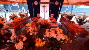 Entierran a víctimas de explosión de cohetería en Santa Ana