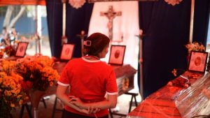 "Tengo un dolor que no me deja ni llorar": El último adiós a víctimas de explosión de cohetería en Santa Ana