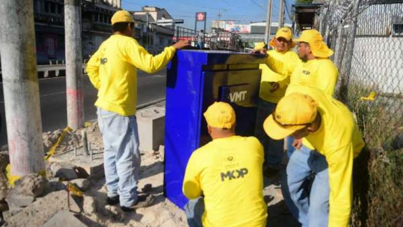 Trabajadores del MOP instalando sistema de semáfotos inteligentes en El Salvador