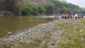 niño ahogándose en el río