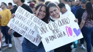 Bizarrap y Duki atraen al Cuscatlán a sus fanáticos salvadoreños