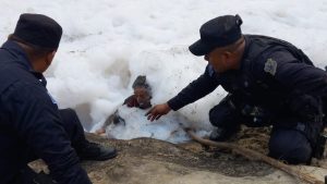Rescatan a hombre que cayó en el río Tomayate, en Apopa