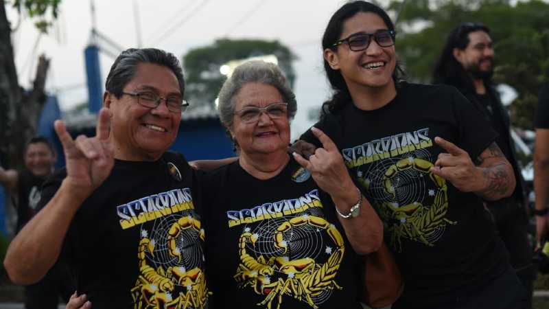 Fans en el concierto de Scorpions en el estadio Cuscatlán.