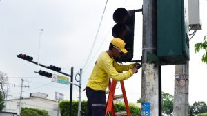 VMT: Instalación de semáforos inteligentes registra un 30 % de avance