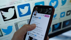 Twitter elimina la insignia azul de verificación de miles de usuarios