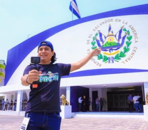 "No somos periodistas", dice youtuber Roberto Silva; la Asamblea autorizó que puedan cubrir las plenarias