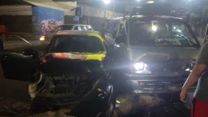 Cinco heridos tras choque entre microbús y carro en San Salvador