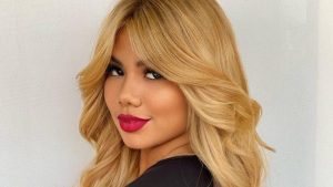 Abigaíl Mancía confiesa que casi se queda "calva por ser rubia" y vuelve al cabello negro