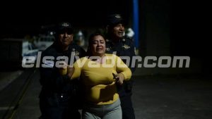 "Tenía esperanza que estuviera viva": Familias lloran la muerte de 12 aficionados en estampida en el Cuscatlán