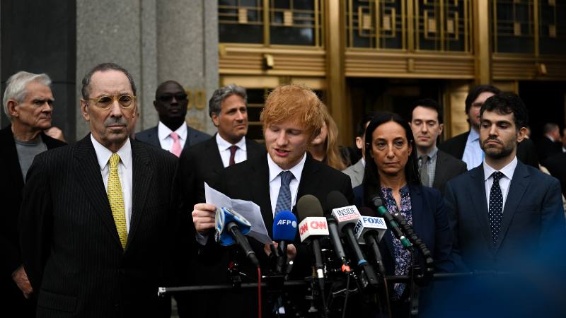 Ed Sheeran saliendo de la corte en Nueva York