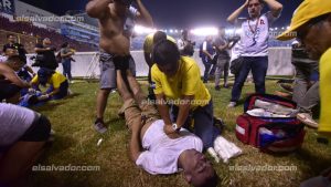 IMPACTANTES IMÁGENES: Muertos y lesionados en el Cuscatlán en juego Alianza-FAS