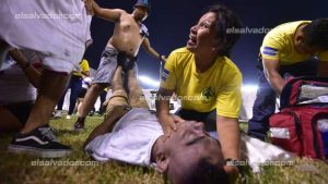 FOTOS: "La gente pasaba encima de los demás": Tragedia en el Cuscatlán en imágenes