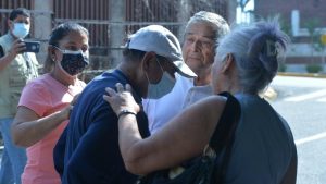 Familiares reconocen en Medicina Legal los cuerpos de las víctimas de la estampida en el estadio Cuscatlán