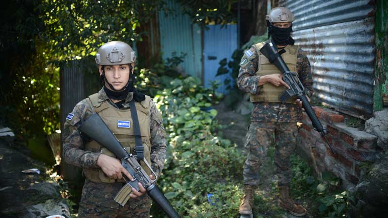 Militares patrullan durante el cerco militar en Soyapango. Régimen de excepción. Foto Francisco Rubio