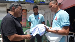 Jugadores y técnicos de Alianza FC acompañan sepelios de las víctimas de la estampida en el Cuscatlán