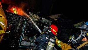Incendio consume 11 locales en el centro de San Salvador