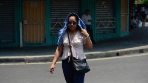 “Sombrillas, gorras, gorros, lentes de sol, chamarras” salvadoreños se protegen de ola de calor