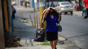 "Este calor está...". Salvadoreños se las ingenian para sobrevivir a los días más calurosos